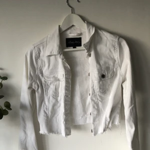 CROPPAD JEANSJACKA - Croppad jeansjacka från Bubbleroom!