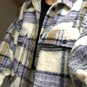 Jacka från Zara - Rutig jacka från zara, hyfsat varm så passar till höst och vår.