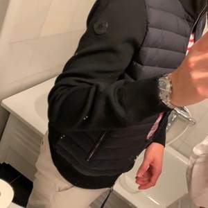 Size XL passar L skick 8,5/10 köpt för 8600 på moncler butiken i Stockholm 