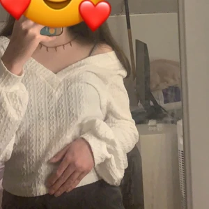 Vit tröja - En vit v ringad tröja från shein!❤️Samma öppning bak och fram. ❗️har rea köp 1 få 2 grejer som är i cirka samma budget❗️