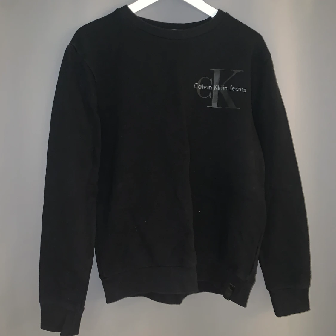 calvin klein svart sweatshirt
