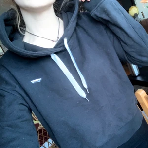 Vans hoodie - Kollar intresset på min fina hoodie! Den är svart och är i den kortare modellen. Bra skick!🥰