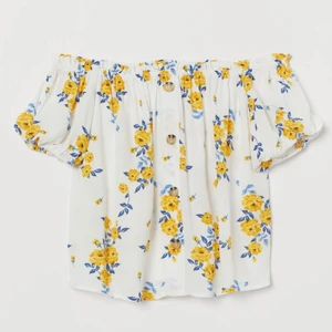 Sommartopp - En sommartopp i högsta skick från HM. Köpte den på rea, men kostar 149kr egentligen. Säljer den för 50 kr. Storlek S-M.