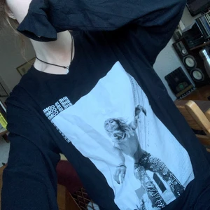 Miley cyrus långärmad tröja  - Säljer min skitsnygga miley cyrus tröja från hennes merge då den inte kommer till användning. Lite tunnare långärmad med loose fit! Superskön!🥰 skulle säga att den passar de flesta storlekar beroende på hur man vill att den ska sitta❤️