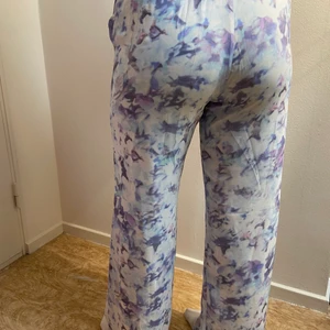 Byxor, limited edition!!  - Mönstrade och färgglada mjuka byxor! Fint skick, från en limited edition kollektion som släppts. Storlek xs men passar också s. Snygga till våren! 