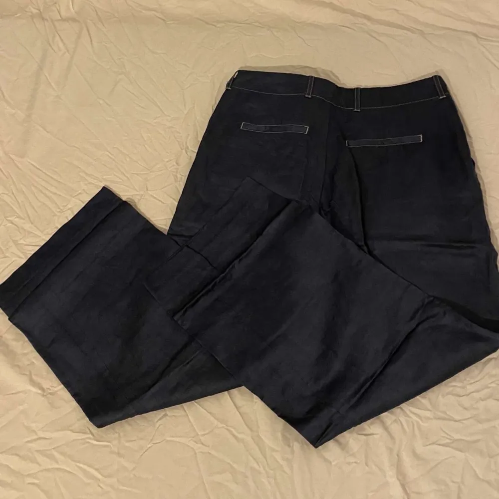 mörkblå ourlegacy satin byxor i jätte fint skick endast använda 1 gång. i storlek 46 (stora i storleken) köparen står för frakt💚. Jeans & Byxor.