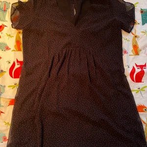 Klänning från Zara - En svart cool klänning med röda små stjärnor från Zara!!! Storlek L men passar mindre storlekar