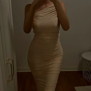 Midi klänning  - Cream white midi klänning som sitter JÄTTEFINT på kroppen , den är ganska strechig och formar kroppen sååå fint. 