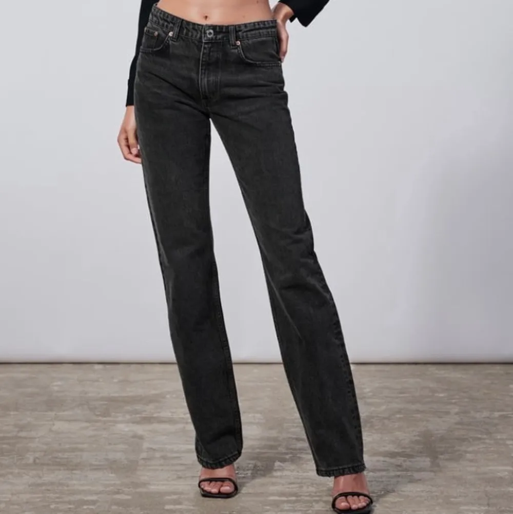 Jag säljer mina mid waist jeans strl 34 från zara eftersom att de inte kommer till användning längre. Köpte för ca 5 månader sedan men är fortfarande i bra skick! Jag säljer dessa för 150kr. Jag är 158cm lång och de sitter hyfsat bra i längden❤️. Jeans & Byxor.