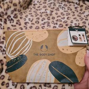 Säljer detta kit ifrån The Body Shop som är helt nytt och oöppnat. Innehåller: 60ml Shea Shower Cream, 50ml Shea Body Butter, 30ml Shea Hand Cream🌷🌷