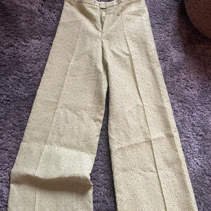 Kostymbyxor med vida ben  - Mönstrade byxor med vida ben, supersnygga men tyvärr lite för små för mig och därför säljs dem! Ljusgrön färg och supersnygga! Aldrig använda utan endast prövade:) köpare står för frakt ❤️‍🔥🥺🤩