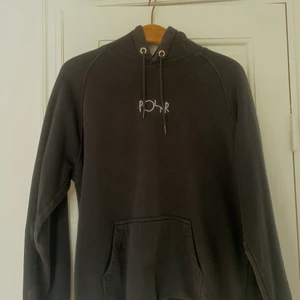 Polar tres bien - Hoodie från polar x tres bien. Coolt tryck och bekvämt material