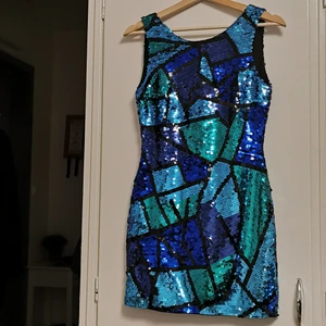 (36) Paljettklänning ASOS petite grönblå - Väldigt snygg kortare paljettklänning från ASOS petite i grön, blå och svart. Djup rygg i snygg V. 🥂 Storlek 36! 