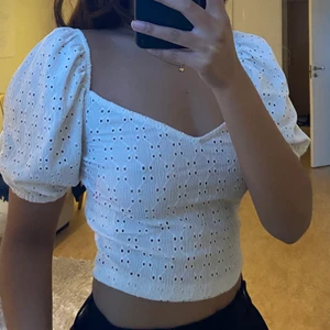 Vit crop top - Romantiskt fin vit crop top från H&M, passar S-L 💖