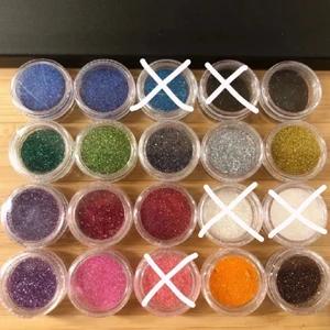 Glitter - Underbart fint glitter som passar till nagellack eller också sminket, det är bara fantasin som sätter stopp för vad man kan hitta på! 10kr/st eller 3 för 2:)❤️🧡💛💚💙💜 