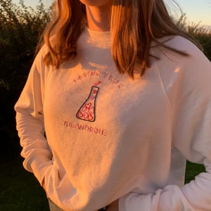 Broderad tröja - 💜Broderad tröja med Harry Styles motiv 💜Hör av er om ni vill köpa en liknande 💜Cirka 300kr plus frakt 💜Kom gärna med egna förslag på motiv 💜Olika färger och storlekar finns 💜Just denna är såld