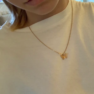 Halsband - Gulligt halsband men den fjäril på🤩