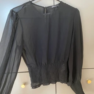 Svart mesh blus - Svart mesh blus från Gina tricot, använd ca 1 gång🤍 ihopdragen midja och slutet på ärmarna🤍