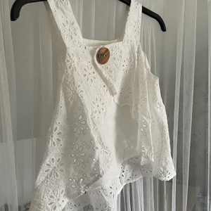 Linne  - Säljer dem super fina tröja från zara som jag köpte i Italien för 3 år sedan, som har nästintill aldrig använts. Jätte bra skick.                                                🌸 Ny pris: 300 kr ungefär 🌸