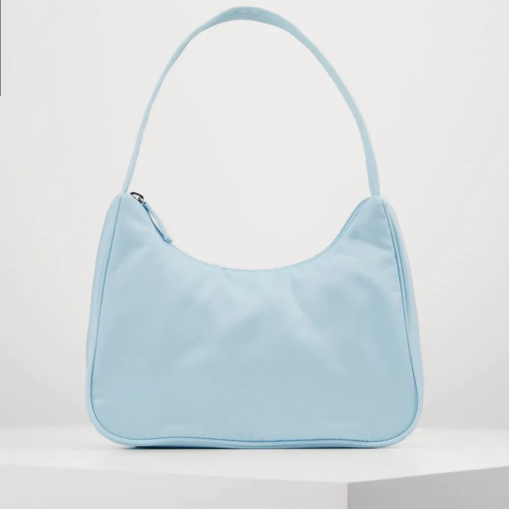 Säljer denna blåa väska från monki. Den är använt med i bra skick, lite smutsig inuti men den tvättas innan den skickas. Kom privat för fler bilder.. Väskor.