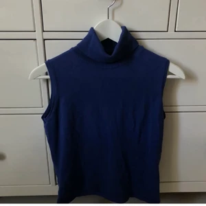 Stickad poloväst - Stickad poloväst storlek S/M (mer som S). I nyskick! 🌟