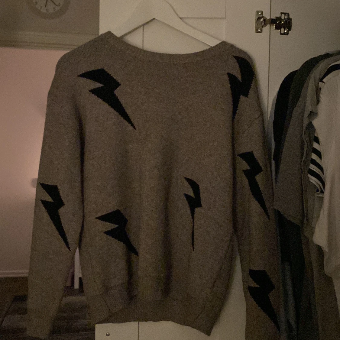Stickad tröja med blixtar 🤎