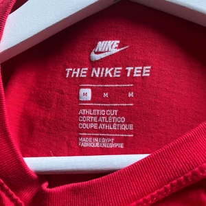 Nike tröja  - Säljer en Nike tröja i storlek M färg röd 