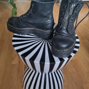 Dr martens - Dr Martens sinclair. Sparsamt använda! Strl 38, lite stora i strl, så passar även folk med strl 39. Köptes för 2300