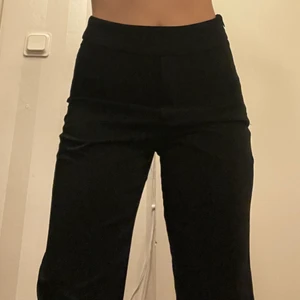 Kostymbyxor - Superfina kostymbyxor!💜 Storlek 36 men skulle säga att de passar s - m. Är 1,68 och de passar mig i längden. Lite noppriga men inget man tänker på.