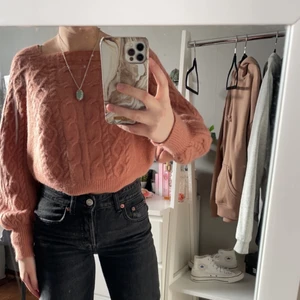 Stickad tröja  - Säljer en stickad tröja  (ingen strl) passar XS-S-M. Orginal priset var 169kr men säljer för 80kr