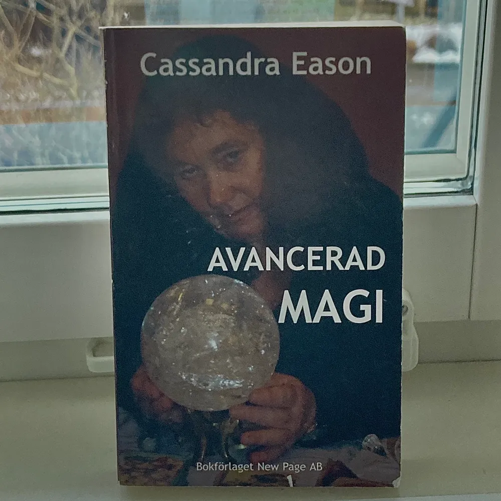 ”Avancerad magi” Av Cassandra Eason! Professionell bok om magi för dig som vill veta mer och påverka ditt liv med magins hjälp.. Övrigt.