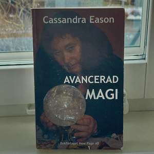 ”Avancerad magi” Av Cassandra Eason! Professionell bok om magi för dig som vill veta mer och påverka ditt liv med magins hjälp.