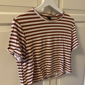 Randig T-shirt  - Röd/vit randig tröja från Vero Moda , aldrig använd 