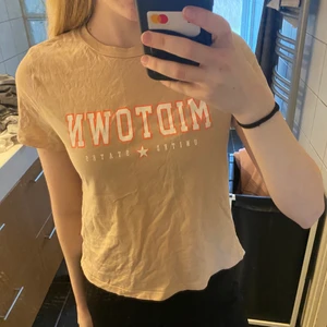Beige T-shirt - Beige tshirt köpt på hm i storlek S men passar även XS.