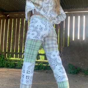 Jadedldn jeans stl w32 (L) - Nästan helt oanvända byxor, mycket fina byxor. Säljer pga köpt fel storlek. Passar en som har storleken (M,L) i byxor. 😊.                                                                         Ordinarie pris=920kr.                                                        Nuvarande pris=150kr