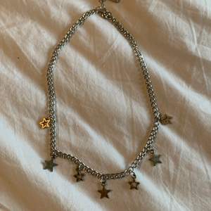 Ett silvrigt halsband med stjärnor på från shein!😁