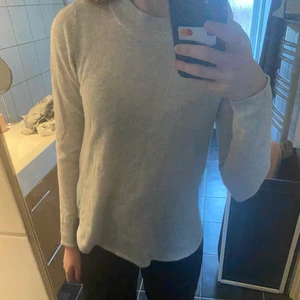 Vit/ljusgrå tröja - Vit/ljusgrå tröja köpt på gina tricot i storlek S men passar även XS