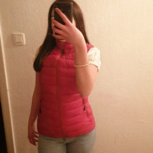 Väst - Bra nu till våren eller sommaren är typ röd/vinröd 