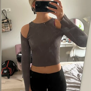 Zara långärmad - Jättefin zara tröja, säljer då jag aldrig får användning av den❤️ slit på armarna, slutsåld!