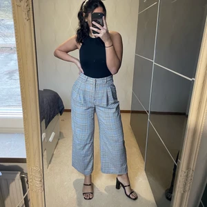 Kostymbyxor strl 40-42 (38)  - Superfina kostymbyxor som är tyvärr för stora för mig. Det är storlek 38 men skulle säga att det är mer som 40-42. Sen beror det på hur man själv vill att de ska sitta på!  Superbra skick! Köparen står för frakten 🌺