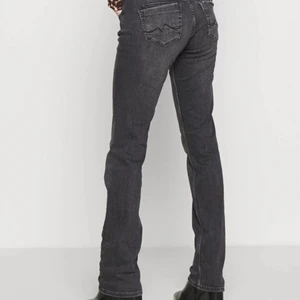 Pepe jeans - Super snygga lågmidjade populära jeans från Pepe jeans!💓 säljer då jag inte riktigt får användning av dom, använda Max två gånger och i super fint skick. Nypris 749kr. Kom privat om ni är intresserade så kan pris diskuteras💕💕