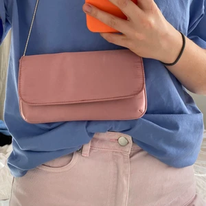 Rosa baguettväska  - Rosa liten söt baguett väska. Köpt secondhand! I bra sick, har aldrig använt den. Bandet är i silver. 