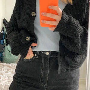 Svart stickad cardigan  - Sorry för väldigt dammig spegel 😜 Stickad cardigan som knappt är använd, bra skick men lite nopprig. 