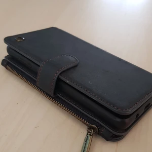 Mobilskal - Säljer denna skal som jag köpte för 250kr men säljer den för 100kr. Aldrig använd, den har en magnetiskt skal.👍🏻