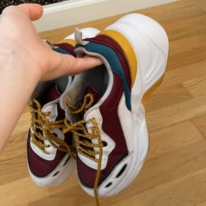 Pull&Bear Sneakers  - Sneakers från Pull&Bear. Har tvättat så gott som de går, fortfarande lite slitna som ni ser:( 