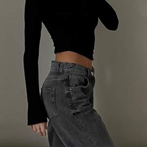Supersnygga midwaist gråa jeans från GinaTricot i storlek 38, passar även 36! Endast använda en gång, 450kr + frakt!! ord pris 599kr 