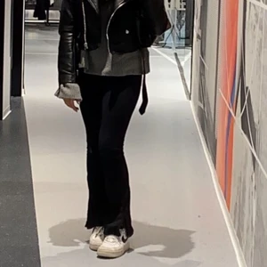 Svarta petite jeans - Ett par svarta petite jeans med slits, skulle säga att de passar nån som är 150-155 cm. De har få defekter som jag kan skicka bild på privat. Nypris: 400kr🖤