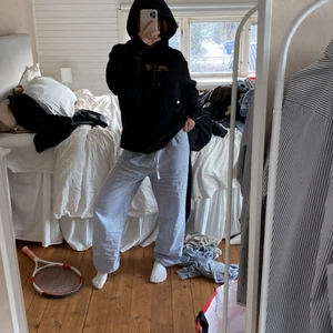 Hoodie med tryck!  - Skitsnygg hoodie med tryck på baksidan! Passar till det mesta. Jag älskade att ha den till myskvällar :) 