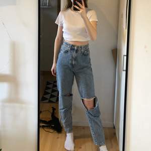 Knappt använda jeans från H&M som jag säljer då jag inte använt dom på över 1 år. Dom är i storlek 34 och jag är 167cm lång för referens. Säljer dom för 60kr+frakt!🥰 Hör av dig om du är intresserad!❤️