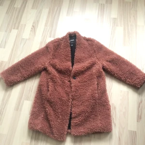 Zara jacka - Smutsrosa jacka från Zara. Storlek M men mer som en S. Säljer pga kommer inte till användning 💜 100 kr + frakt
